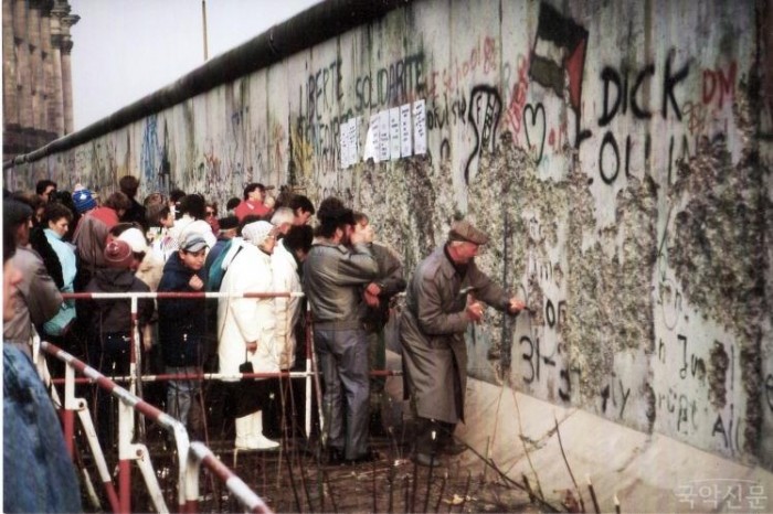 Zerst�rung der Mauer durch die Bewohner West-Berlins nahe des Reichstagsgeb�udes_0.jpg
