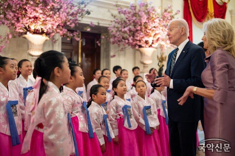 지난 26일 백악관에서 뉴저지 한국학교 합창단 환영하는 조 바이든 미국 대통령 부부.,.jpg