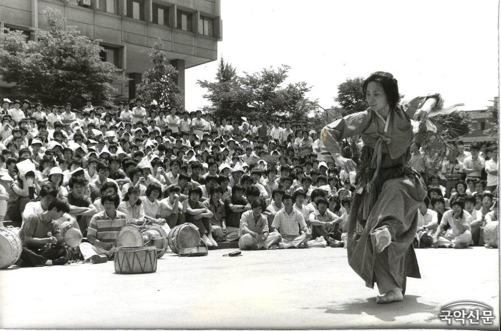 이애주 선생이 1987년 6월 26일 서울대 아크로폴리스에서 바람맞이춤을 추고 있다. [이애주문화재단 제공..jpg