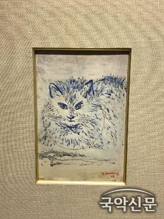 임덕진 초상화 뒤에 붙어 있던 고양이 수호신.jpg