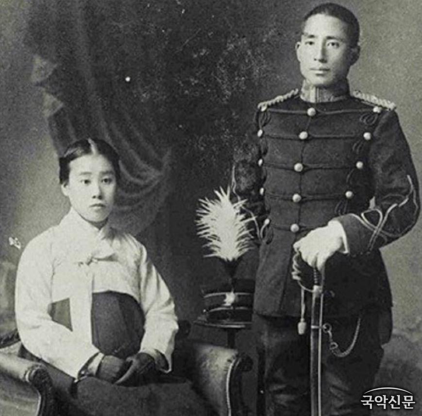 김경천 장군과 그의 아내.jpg