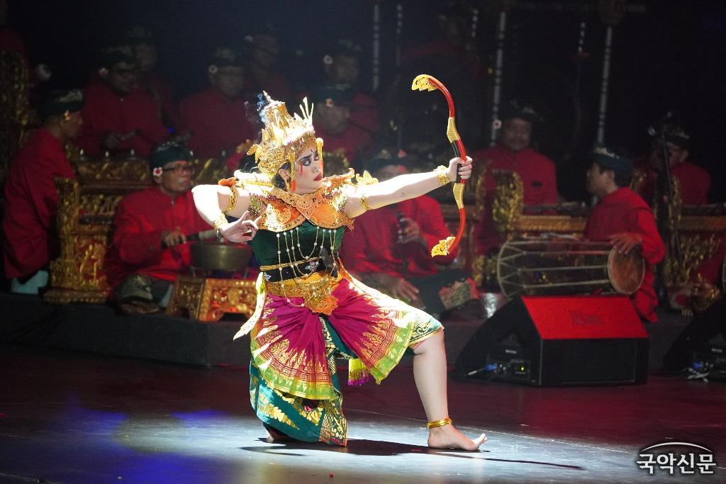 인도네시아 민속춤.JPG