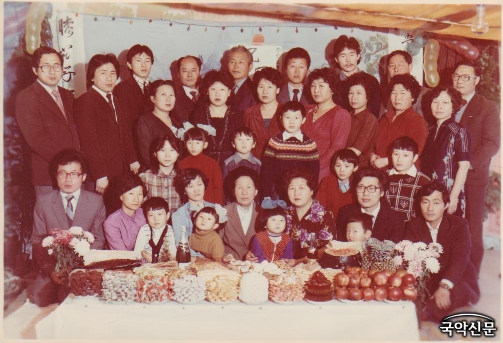 1984년 어머니 강순예 여사의 회갑 잔치에서 찍은 가족 사진.jpg