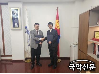 홍용민 춘천인형극제 사무국장(오른쪽)과 몽골 극장장 협약.jpg