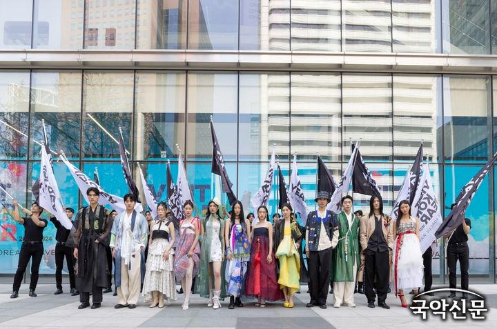 12일 청계천에서 열린 한복패션쇼에서 깃발 퍼포먼스가 펼쳐졌다. (사진=한국관광공사 제공).jpg