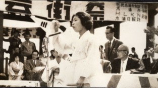 1963년경 목포예술제, 손에 부채를 들고 노래하는 장면-목포예총 제공.jpg