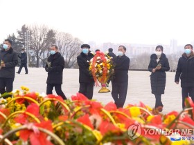 북한도 설에 세배·떡국…'우리식' 강조하며 김일성 동상에 헌화